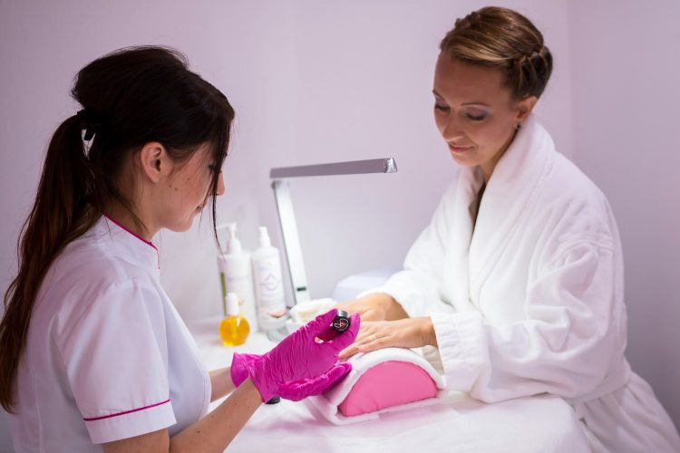 Combien coute une formation de prothésiste ongulaire ?