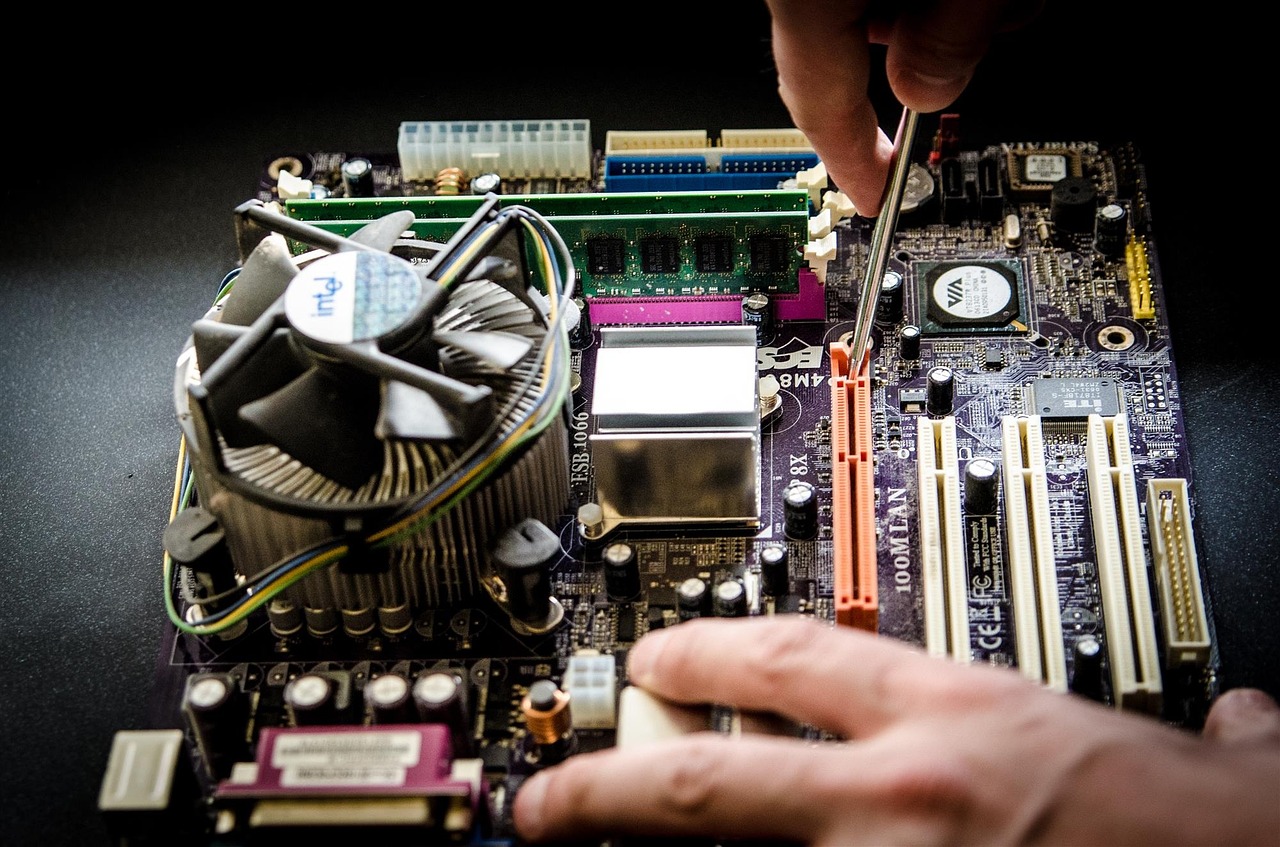 Les formations à suivre pour devenir dépanneur informatique