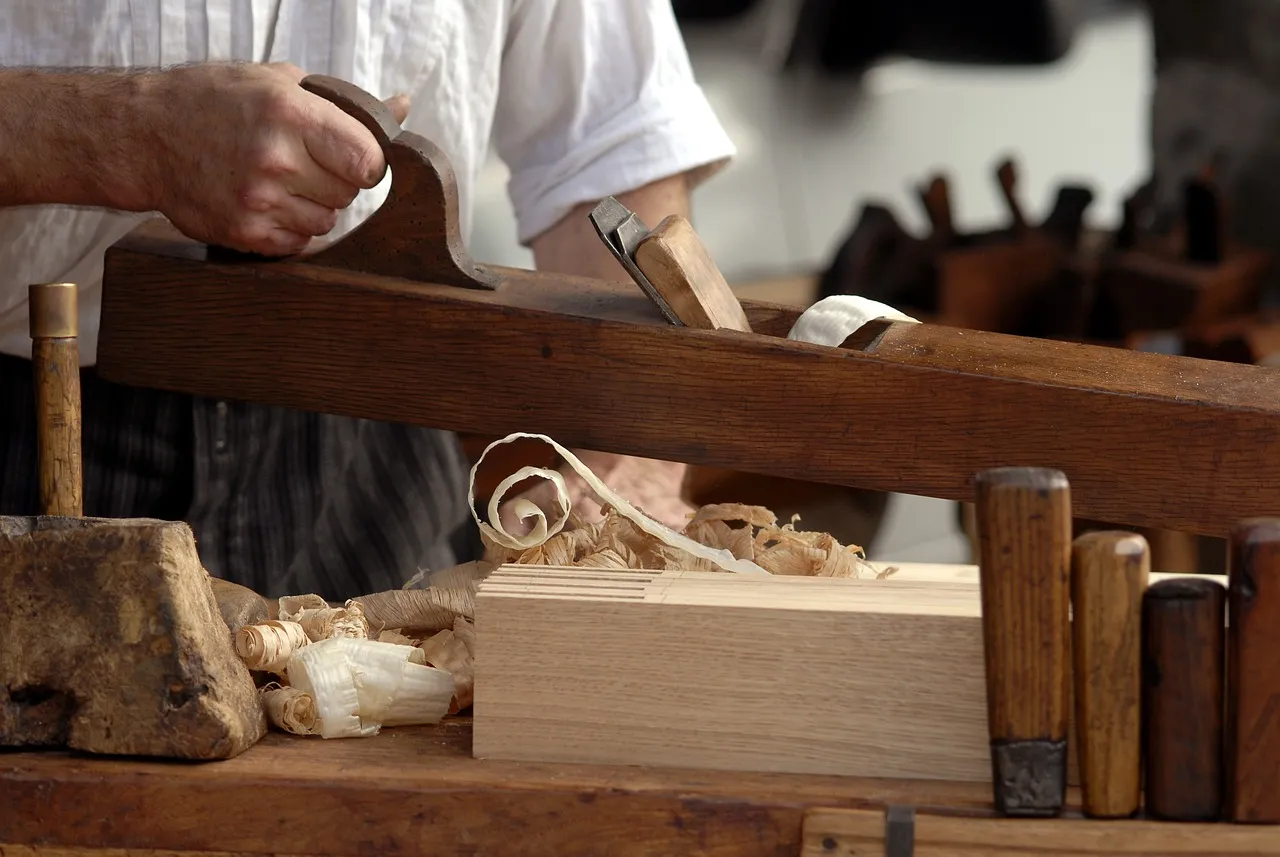 Formation ébéniste : comment travailler le bois et sculpter votre avenir ?